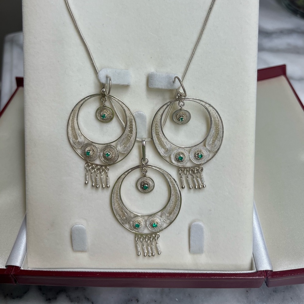 Filigree sterling silver and Colombian emerald earring and necklace set .
